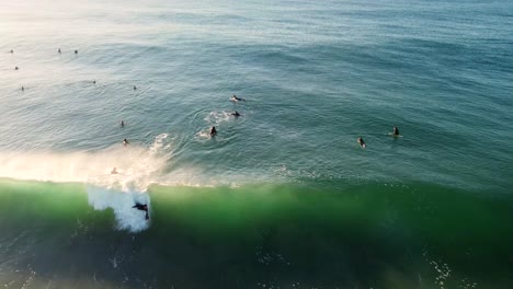 toma aérea de drone de bodysurf tabla de mano surf beach break ola entrada norte costa central nsw australia 4k