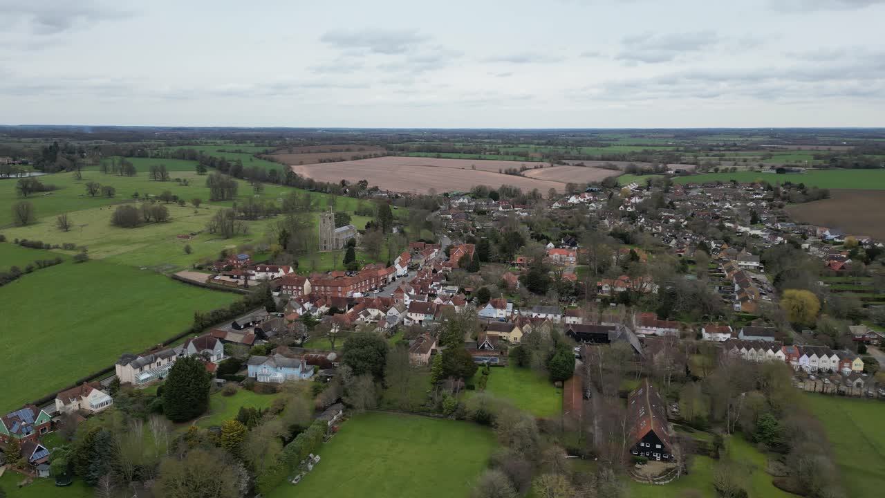 Etablerende droneoptagelse af Hatfield Broad Oak landsby, Essex, Storbritannien