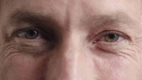 Cerrar-Hombre-Caucásico-Ojos-Azules-Mirando-Expresión-Feliz