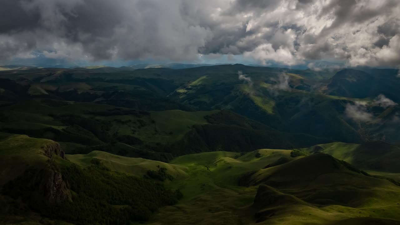 nubes bajas sobre una meseta montañosa en los rayos del atardecer. atardecer en la meseta de bermamyt norte del cáucaso, karachay-cherkessia, rusia.