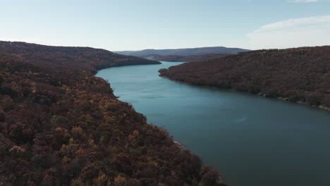 Ruhige-Landschaft-Des-Lake-Fort-Smith-Im-Herbst-In-Arkansas,-Vereinigte-Staaten-–-Luftaufnahme