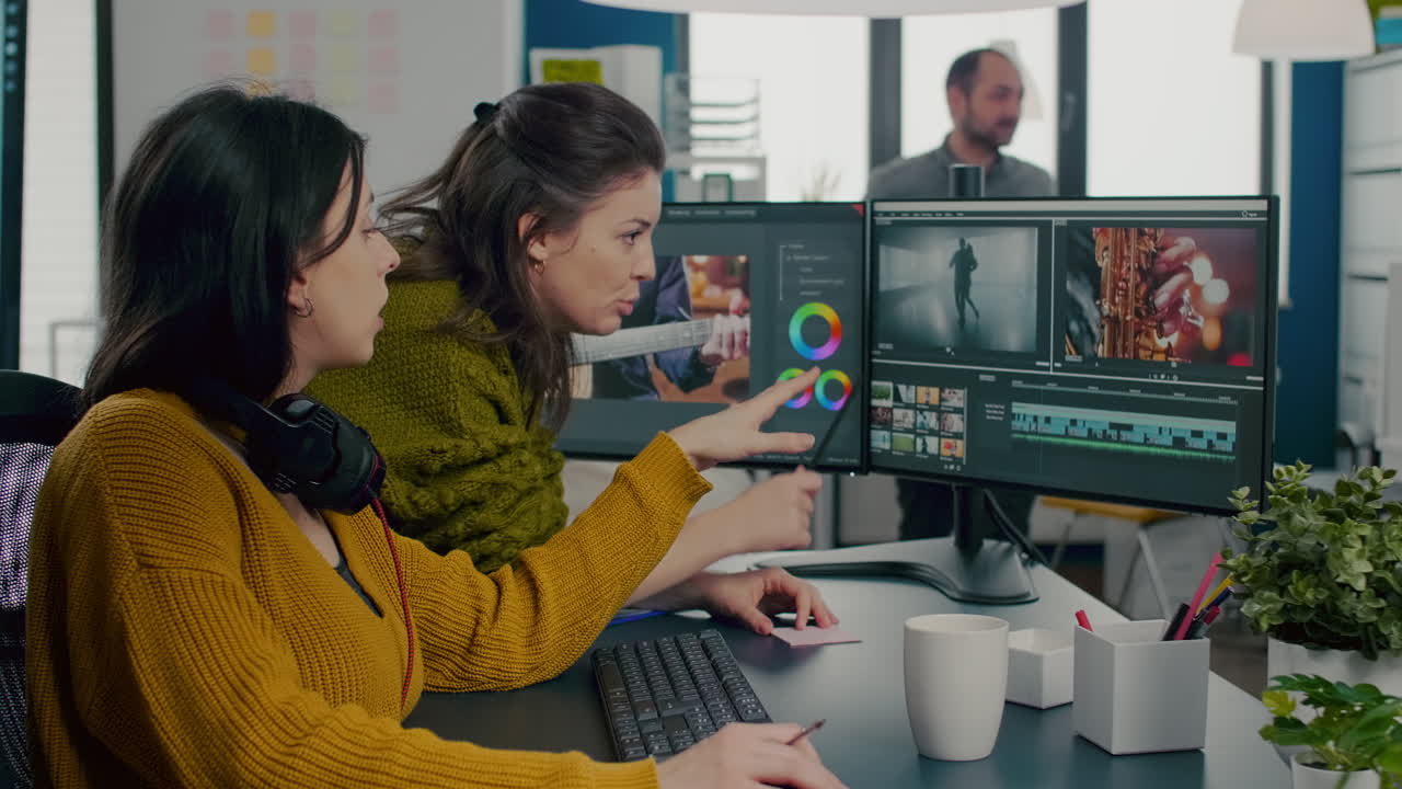 director de arte explicando los pasos para procesar el montaje de la película