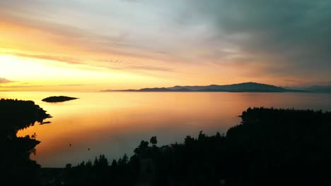 Aufwärts-Bewegter-Sockel,-Drohnenaufnahme-Mit-Blick-Nach-Westen-Auf-Einen-Wunderschönen-Sonnenuntergang-über-Vancouver-Island