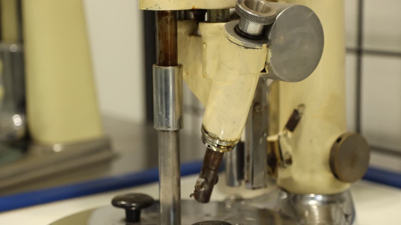 오래된 아이스크림 제조기의 기울기 동작 보기 부분