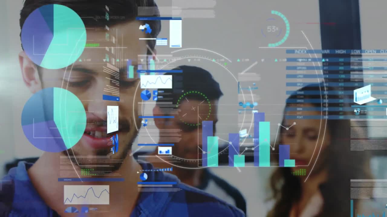 animación del procesamiento de datos financieros sobre diversas personas de negocios en la oficina