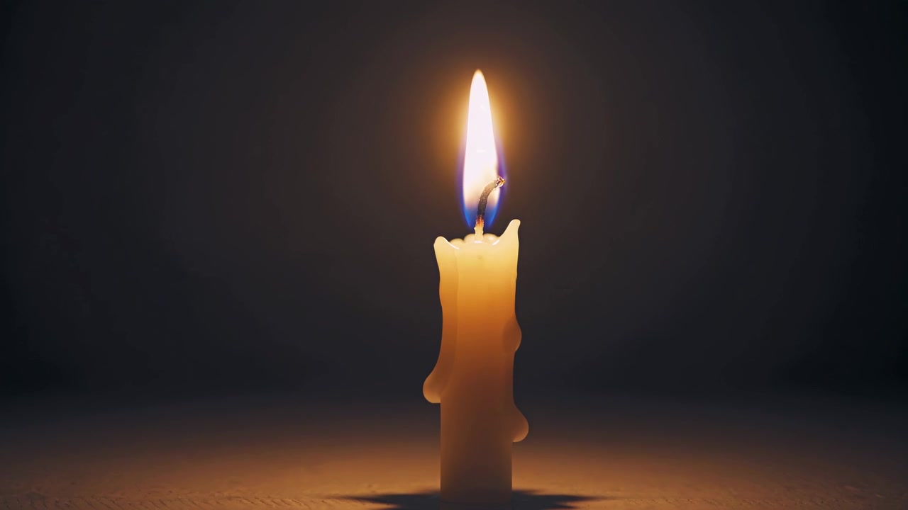 Candela Bianca Singola Accesa nell'Oscurità