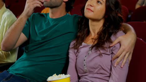 pareja viendo una película en el cine 4k