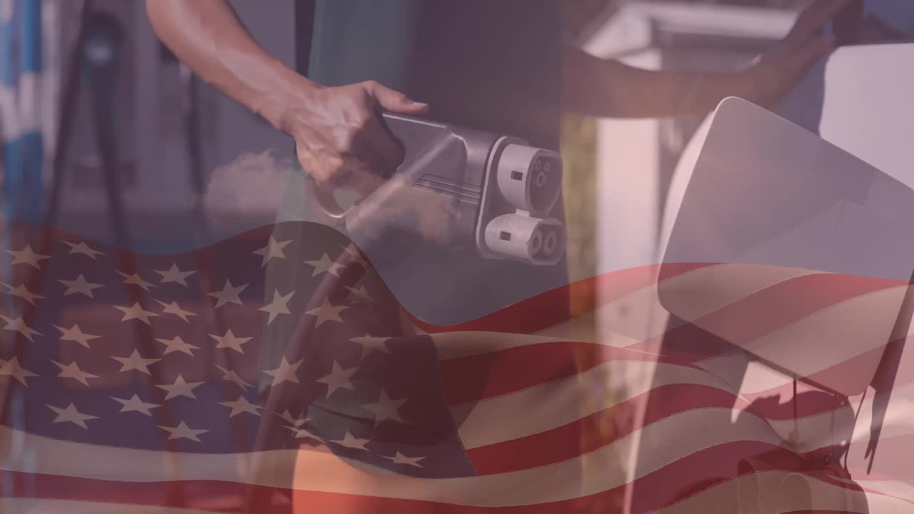bandera de los estados unidos de américa sobre una mujer cargando un coche eléctrico