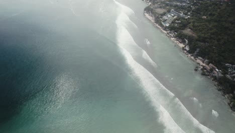 aérea de arriba hacia abajo de las olas del océano en la isla de bali destino de vacaciones de viaje