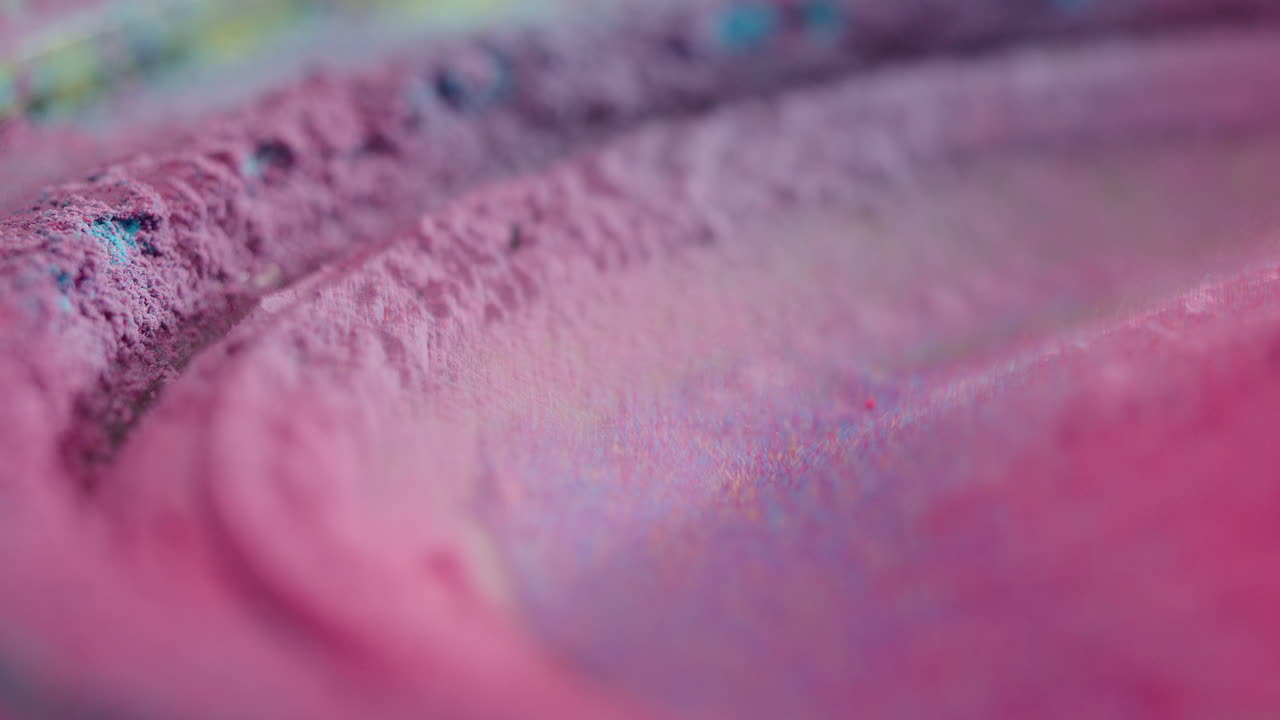 Abstrakt makrooptagelse af vibrerende pink og lilla pulver