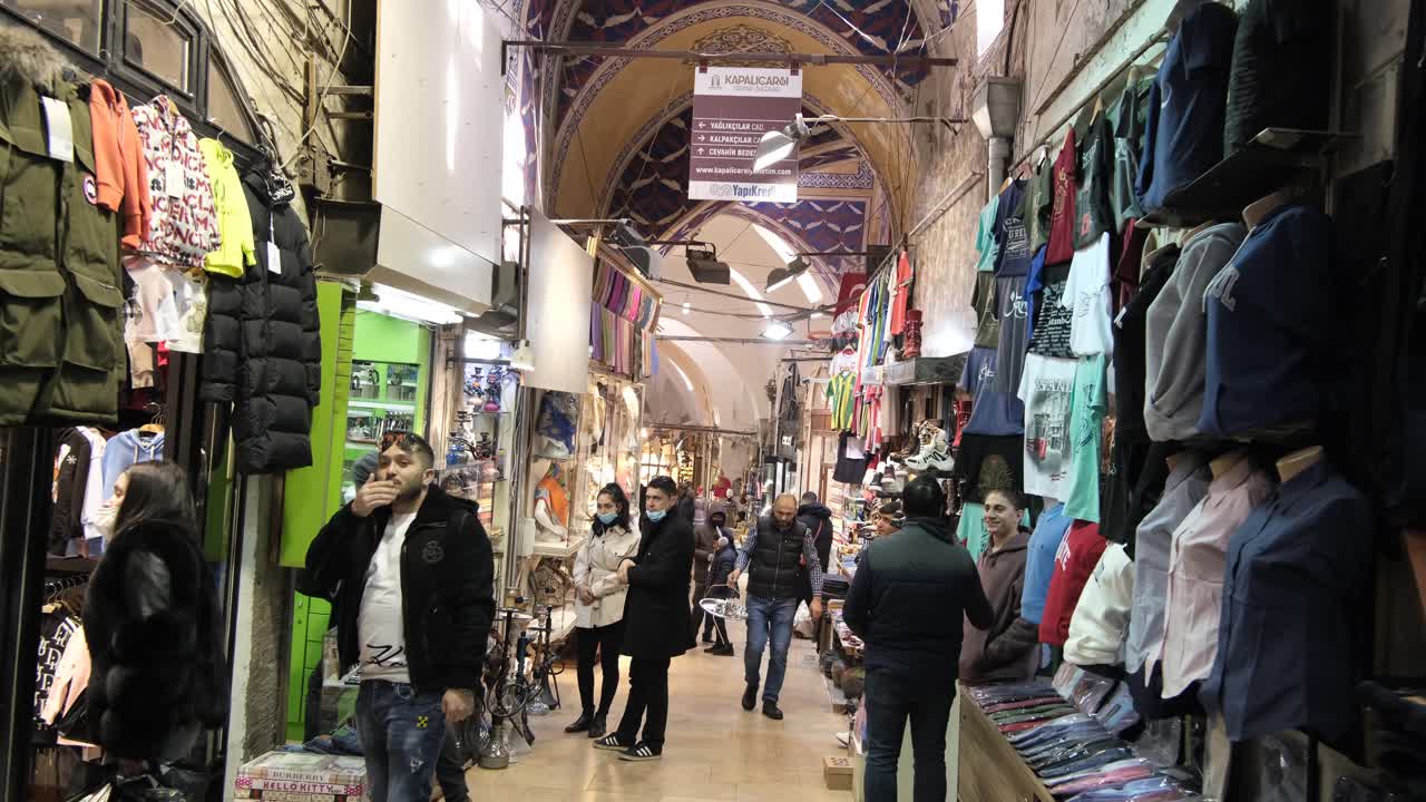 갈색 숲을 달리는 사람