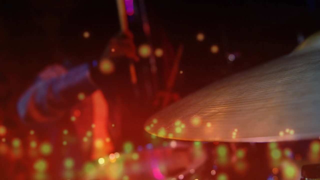 Batterista che colpisce il piatto durante la produzione musicale, con onde sonore animate e icone bokeh colorate