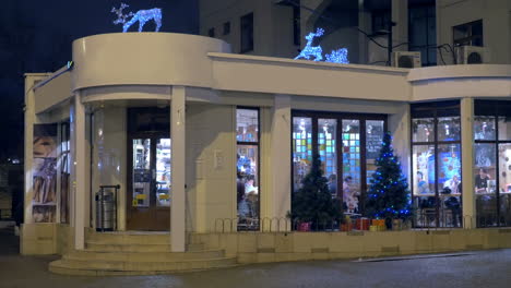 edificio de café con decoración de navidad en la noche