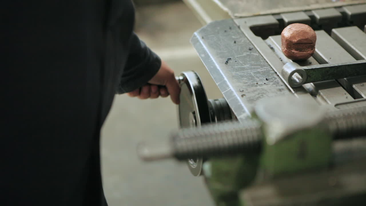 공장 작업자의 손으로 제조하기 위한 알루미늄 블록을 가공하는 산업용 cnc 밀링 머신