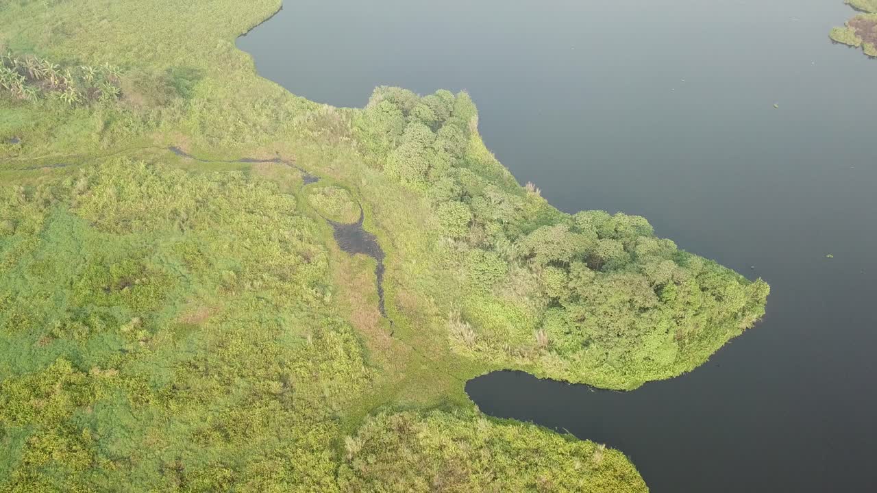 vista aérea del lago y los bosques y tierras de cultivo circundantes
