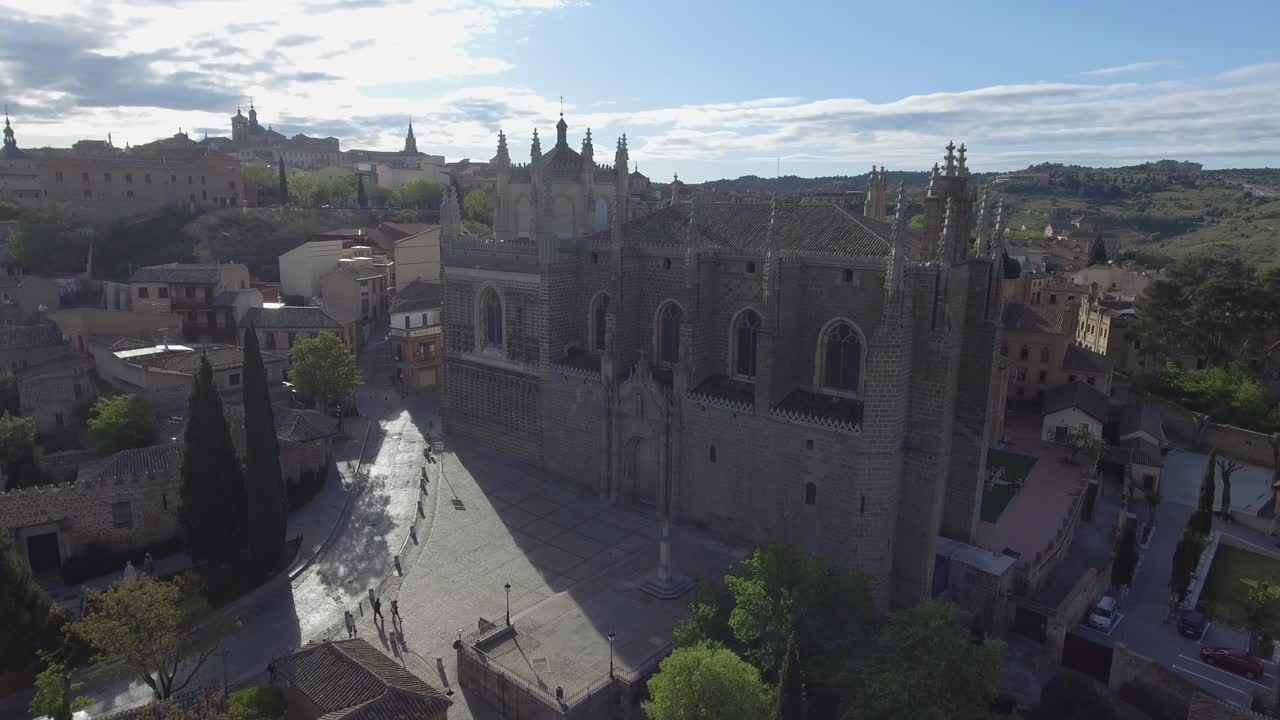 Ilmakuvausvideo San Juan de los Reyesin luostarista ja näkymät Toledoon, Espanjaan