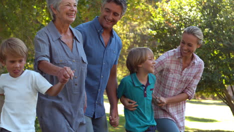 Familia-Feliz-En-El-Parque