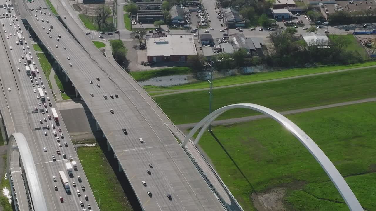 Veduta del centro di Dallas, Texas, con autostrade e ponti