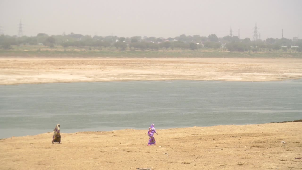 바라나시의 강둑을 따라 걷는 두 여자