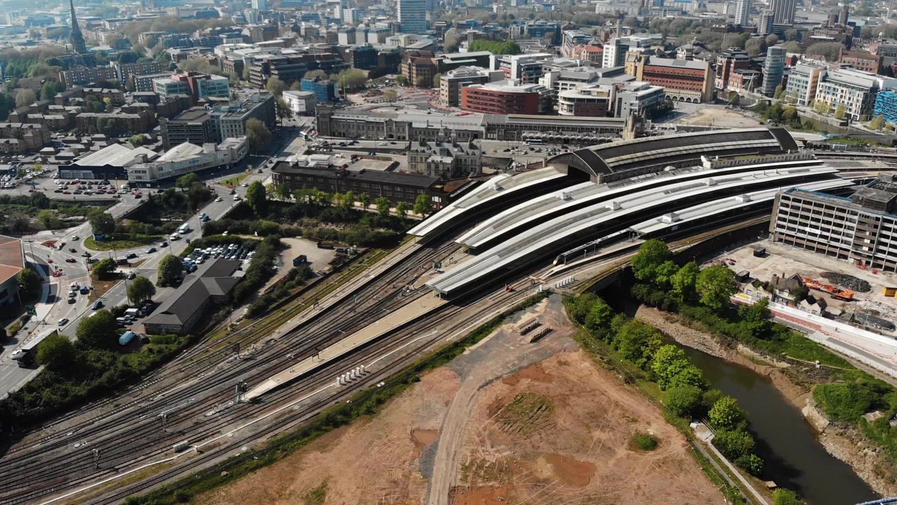 Luftfoto: Temple Meads Banegård i Bristol by.