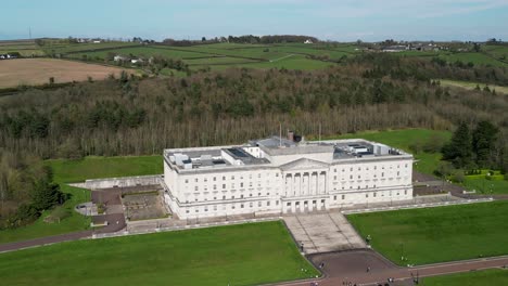 Toma-Aérea-De-Edificios-De-Stormont,-Belfast,-Donde-Se-Encuentra-La-Asamblea-De-Irlanda-Del-Norte