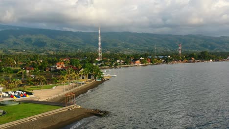 Hermoso-Paisaje-Costero-De-Grandes-Montañas-Y-Agua-Tropical-En-Lovina-Bali-Indonesia-Al-Atardecer,-Aéreo