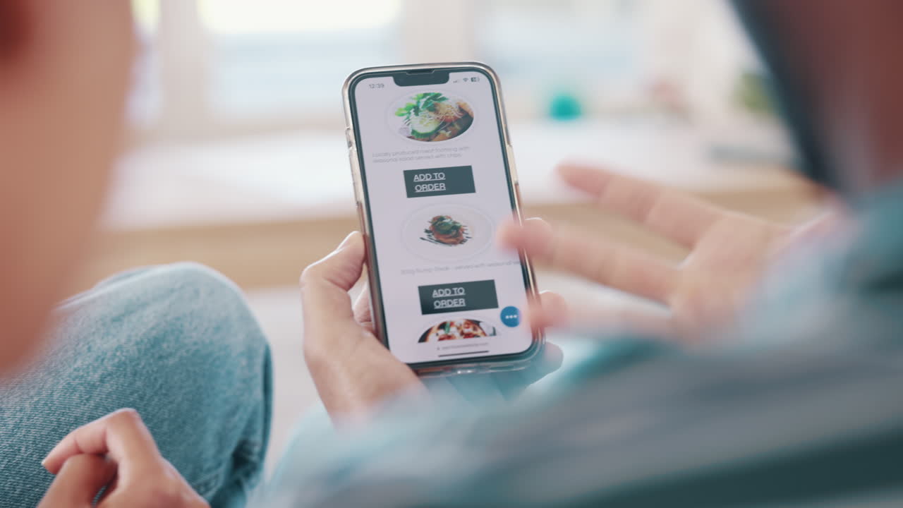 음식 배달을 위한 커플, 손 및 전화 화면