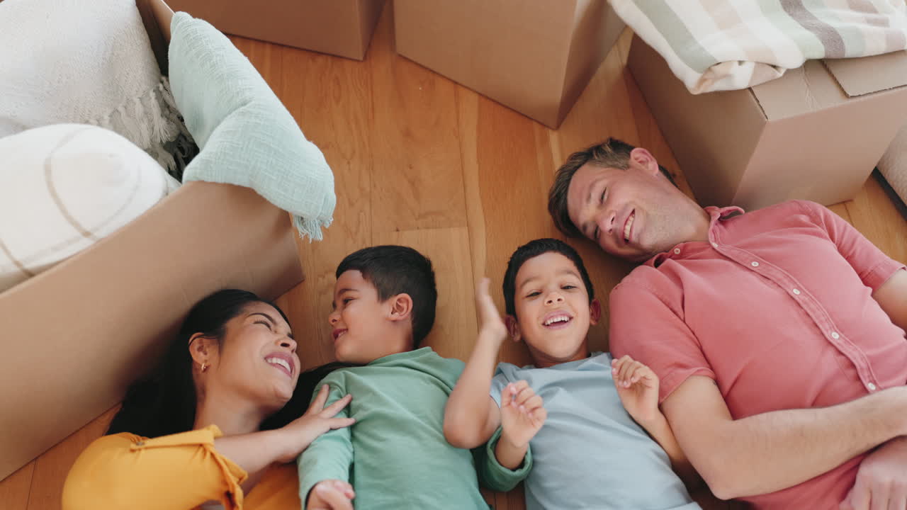 행복, 새로운 집에서 가족과 함께 움직이고 바닥