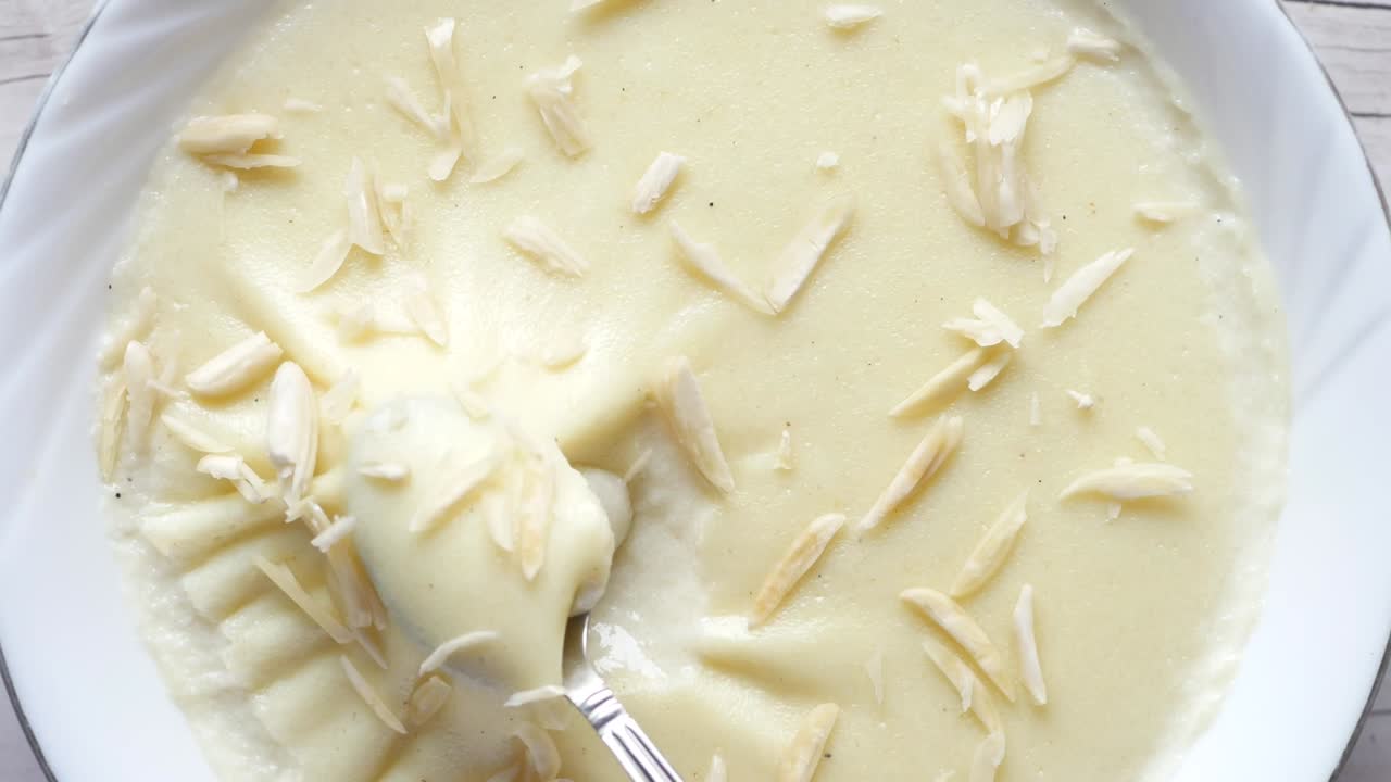 테이블 위에 있는 그에서 인도 감자를 먹는 위쪽 전망.