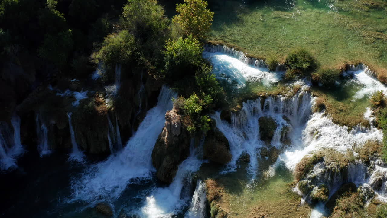 vista aérea de la cascada skradinski buk con agua clara en el parque nacional krka, croacia