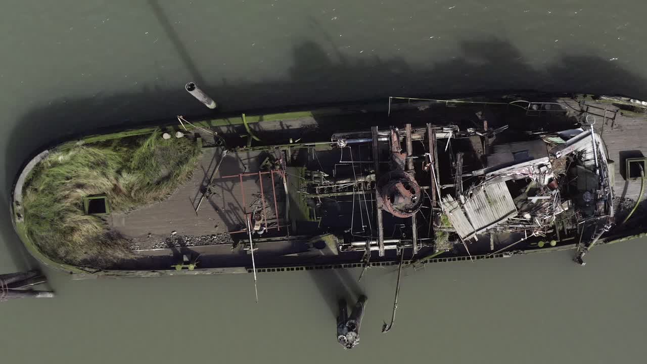 mary d의 잔해 위의 공중 하향식 궤도