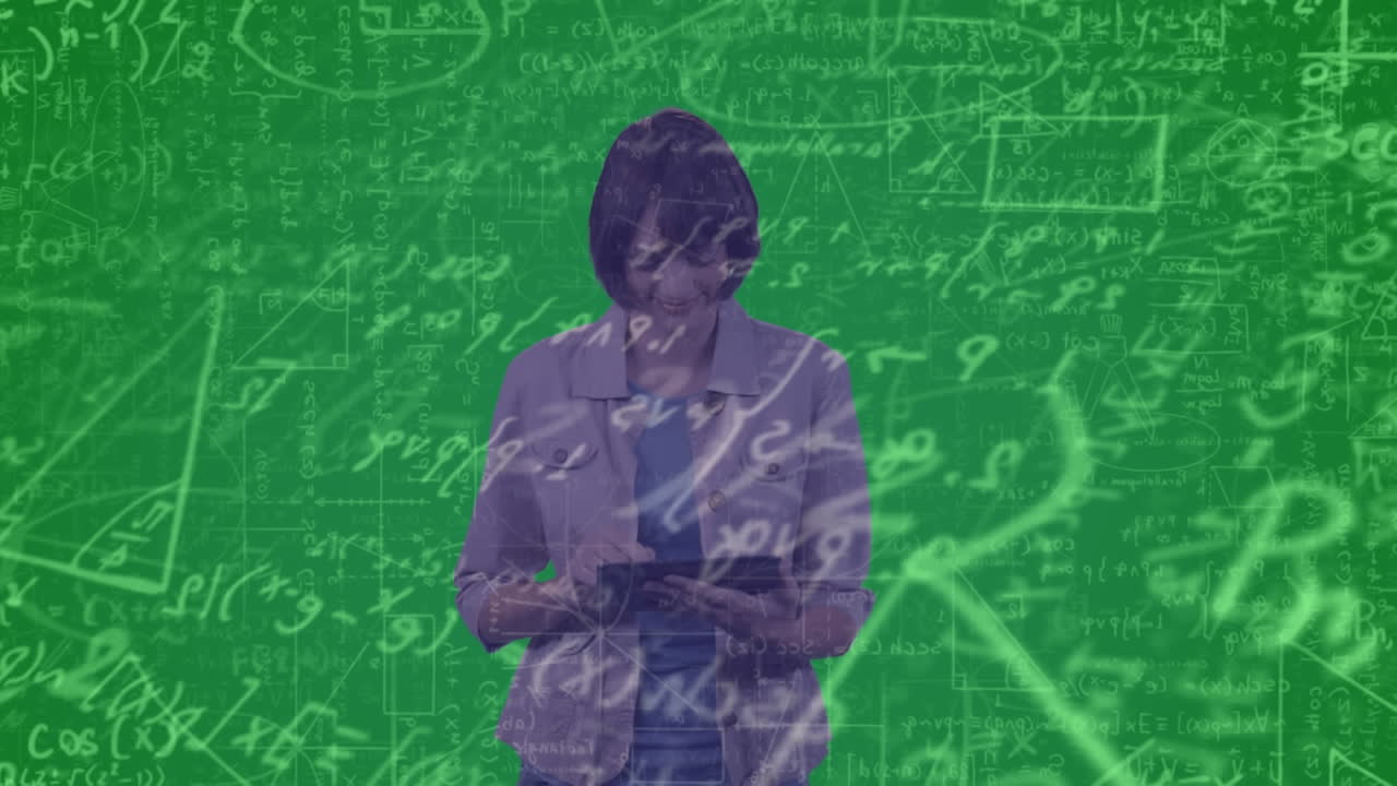 animación de ecuaciones matemáticas y procesamiento de datos sobre una mujer de negocios usando una tableta