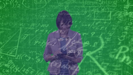 animación de ecuaciones matemáticas y procesamiento de datos sobre una mujer de negocios usando una tableta