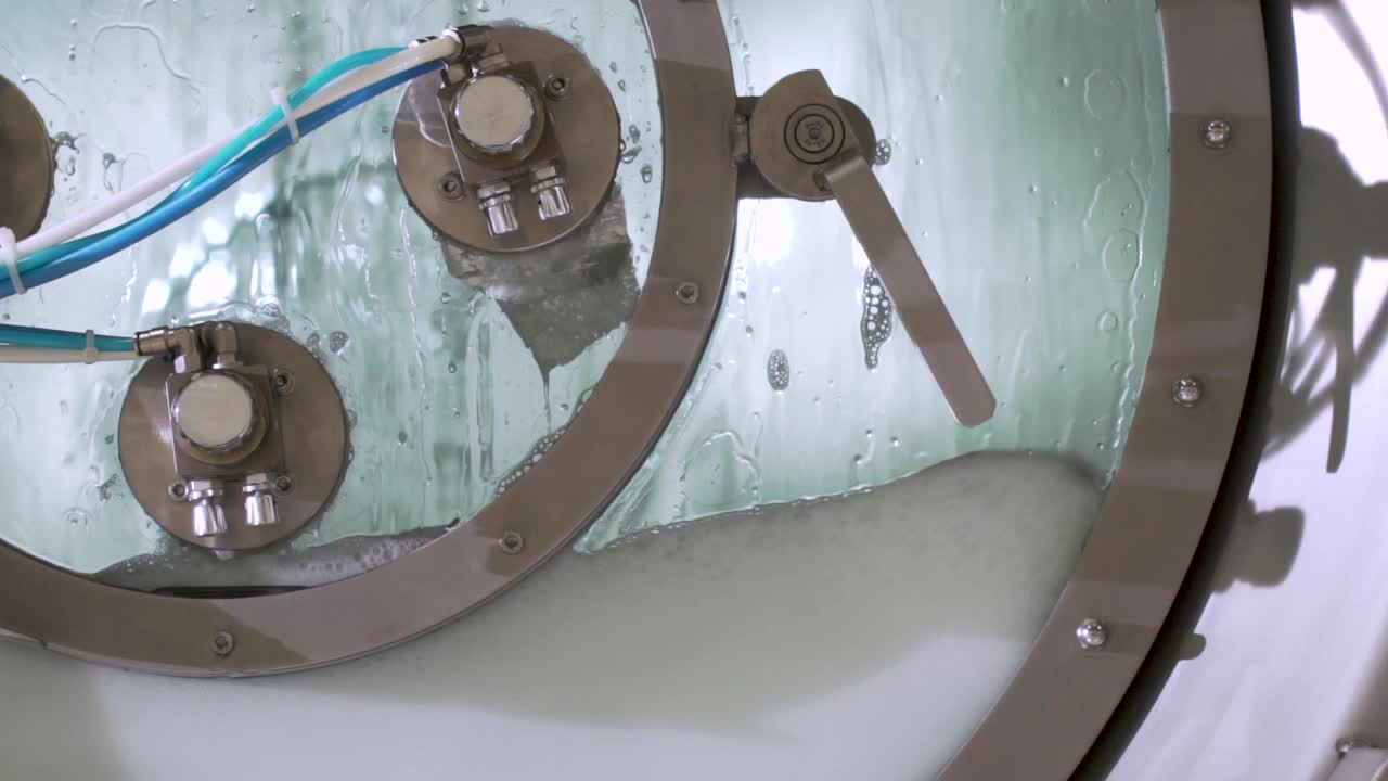 산업용 세탁기의 폐쇄, 내부의 비눗물