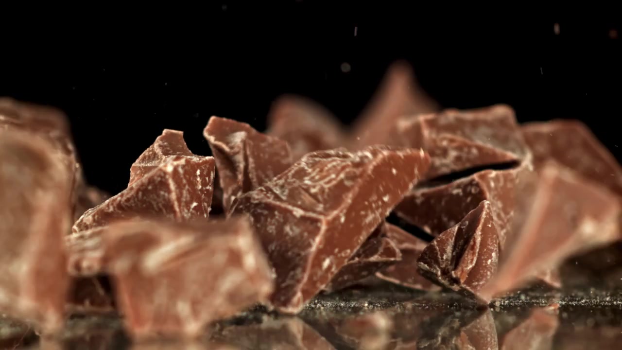 Deliziosi pezzi di cioccolato che cadono in super slow motion