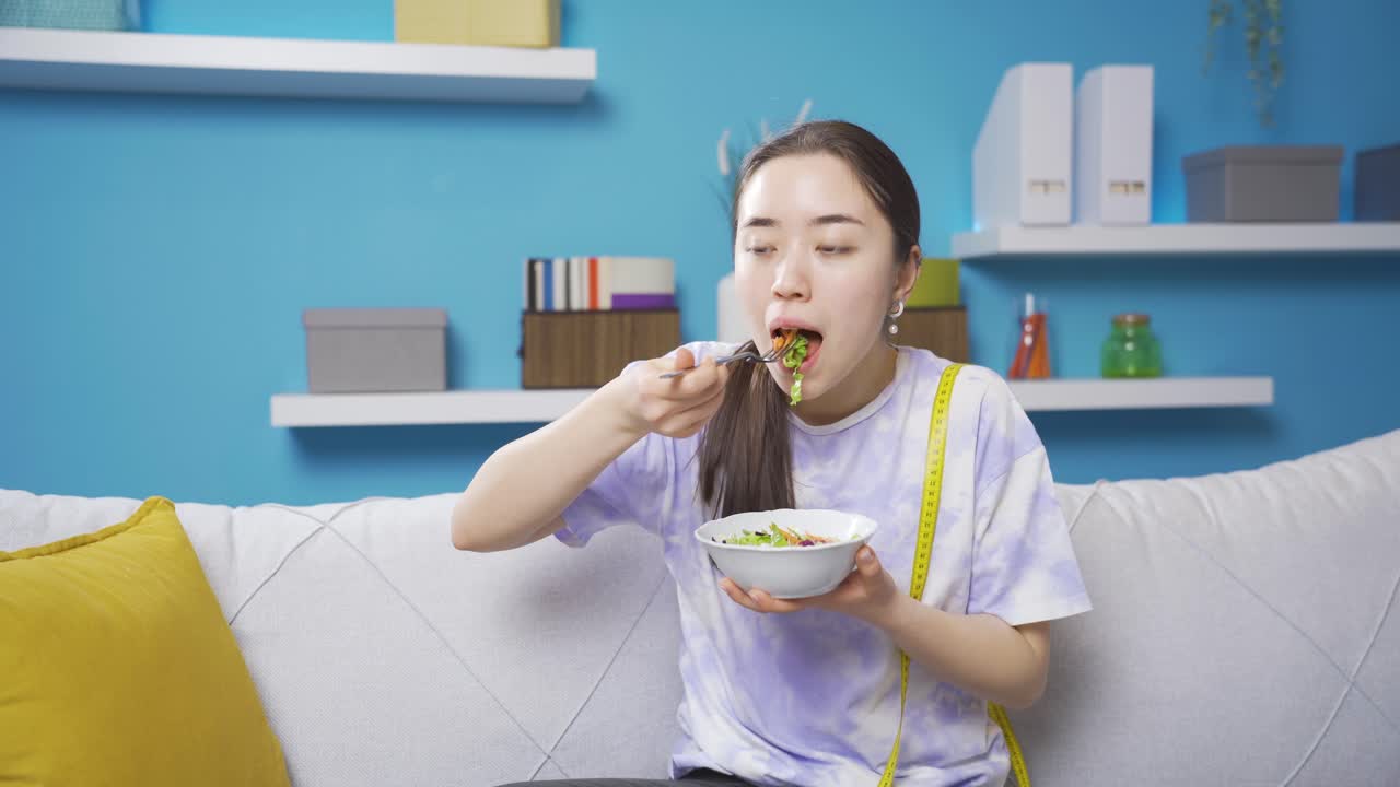 먹는 것. 건강한 다이어트를 하는 젊은 여성은  ⁇ 러드를 먹습니다.