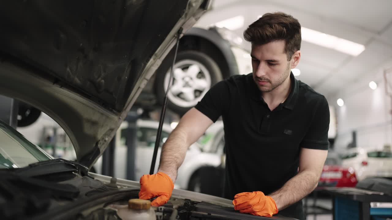 Mecánico reparando el motor de un automóvil
