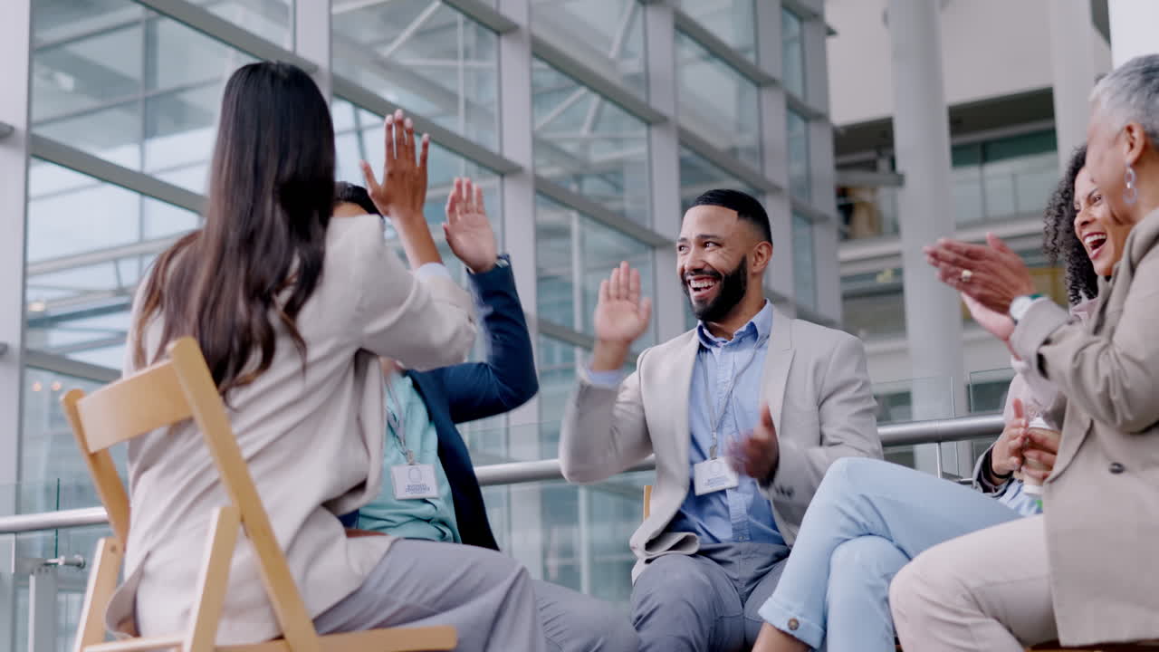 gente de negocios, manos juntas.