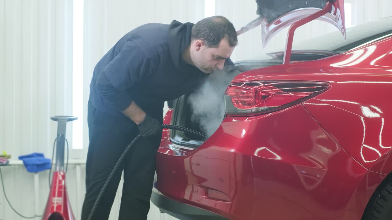 전문적인 자동차 청소. 샤워. 인테리어 세부 사항. 자동차 인테리어를 건조 청소 및 세부 사항; 깊은 좌석 청소; 자동차 세탁에서 거품을 는; 먼지에서 자동차 패널을 청소하는; 진공청소기