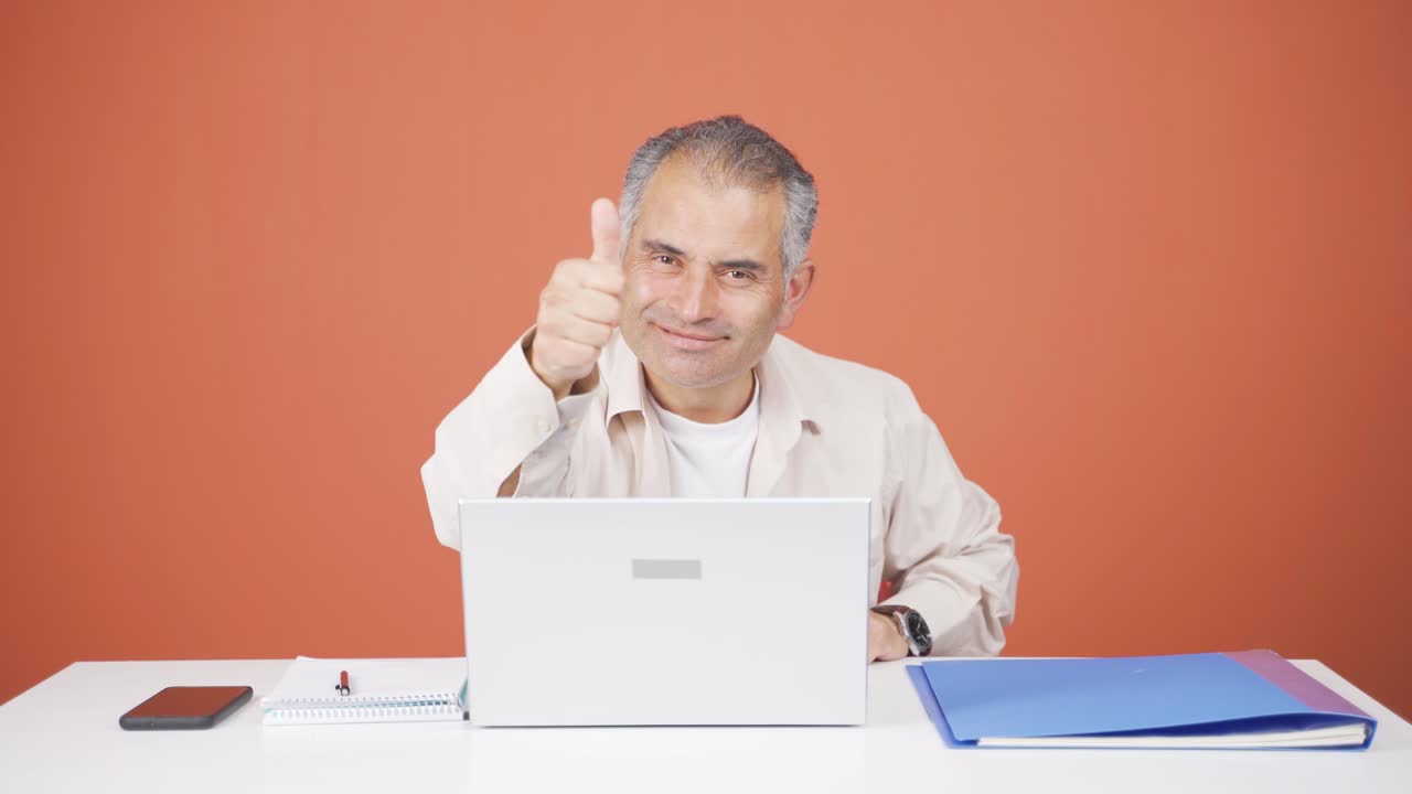 el hombre que mira a la cámara dice que eres increíble.