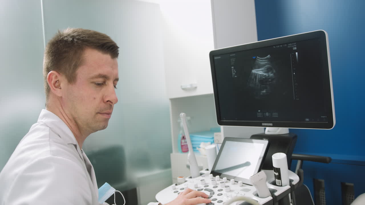 임신한 여성의 초음파 검사