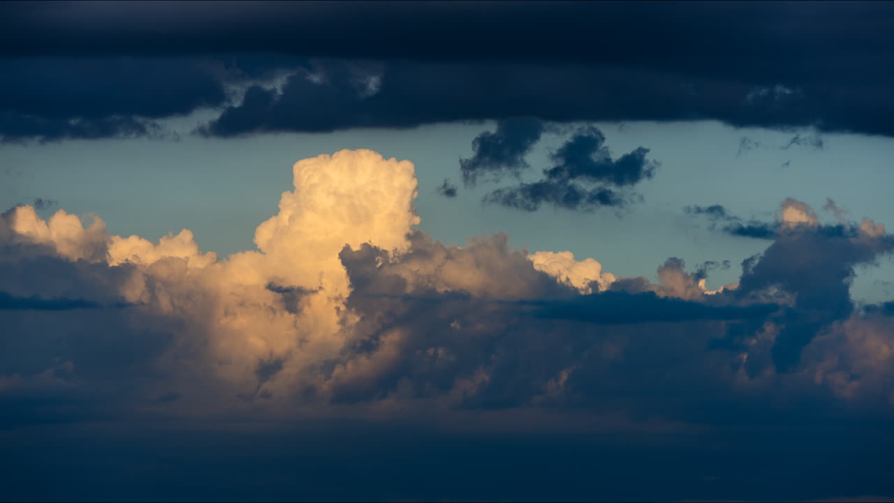 일몰 때의 극적인 구름