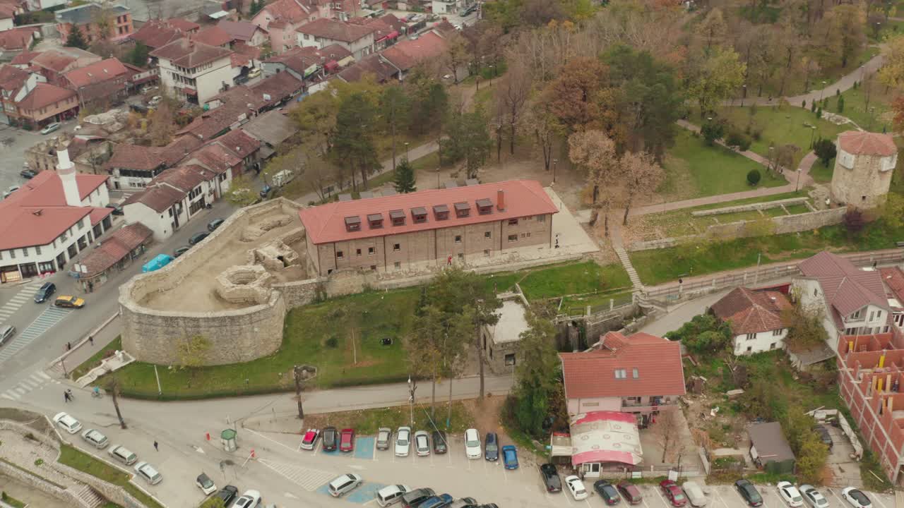 ciudad de novi pazar en el distrito raska del sudoeste de serbia - toma aérea de drones