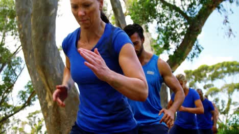 Personas-En-Forma-Practicando-Entrenamiento-De-Carrera-De-Obstáculos-Con-Neumáticos-4k