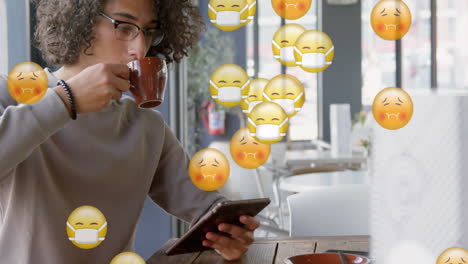 animación de múltiples emojis cayendo sobre un hombre caucásico bebiendo una bebida