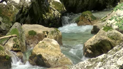 Rápidos-De-Ríos-Salvajes-En-El-Calor-Del-Verano,-Primer-Plano-De-Un-Hermoso-Río-Alpino-Que-Fluye-A-Través-De-Rocas