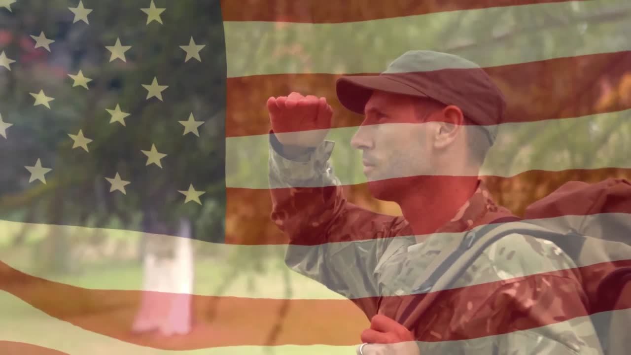un soldado mirando hacia adelante con nosotros ondeando una bandera en primer plano