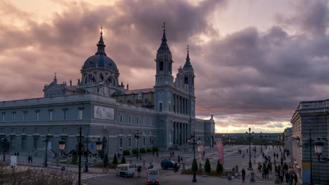 Timelapse-De-Un-Atardecer-En-La-Catedral-De-La-Almudena,-Madrid