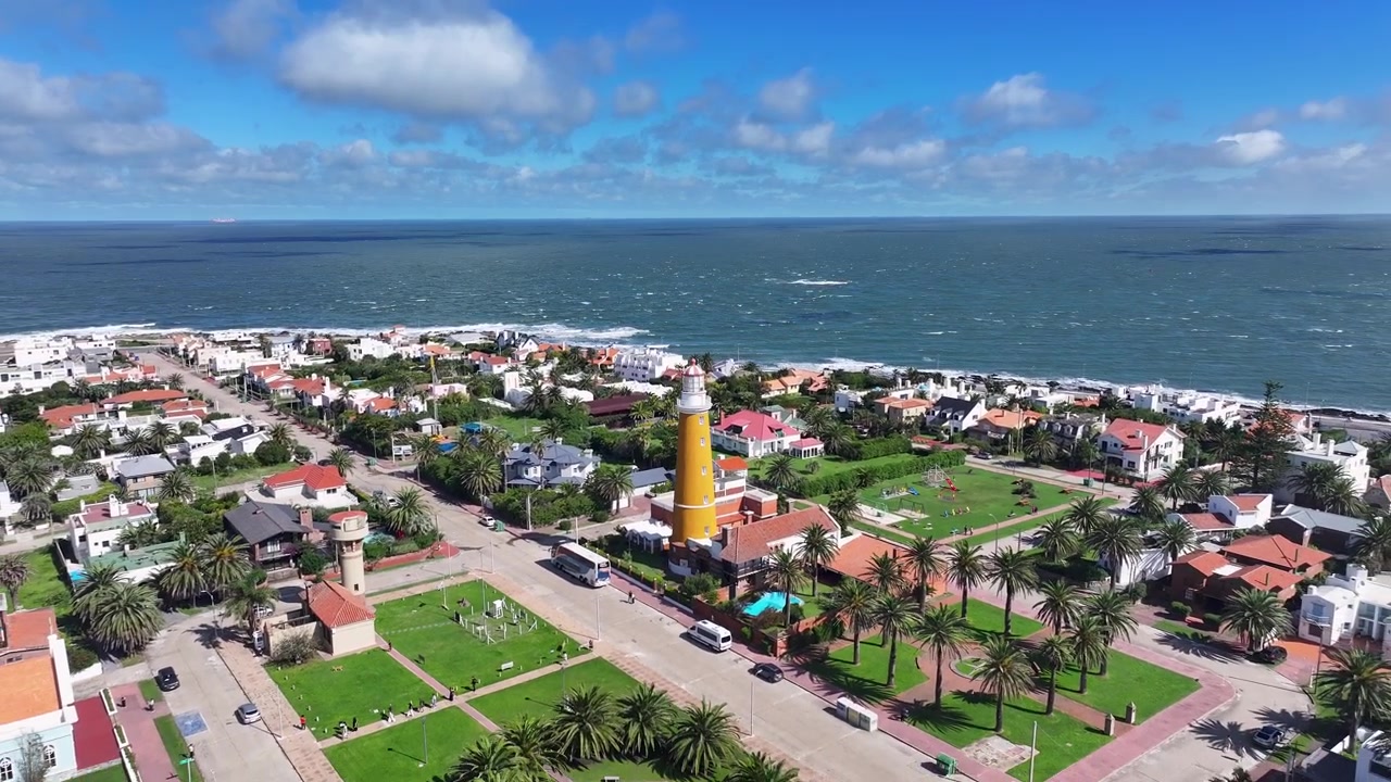 Skyline di Punta Del Este a Maldonado, Uruguay. Paesaggio costiero. Quartiere del centro. Destinazione di viaggio. Skyline di Punta Del Este a Punta Del Este, Maldonado, Uruguay. Viaggi e vacanze