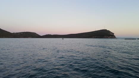 Luftaufnahme-Eines-Bootes-Auf-Kristallklarem-Wasser-Des-Ionischen-Meeres-In-Porto-Palermo-In-Albanien